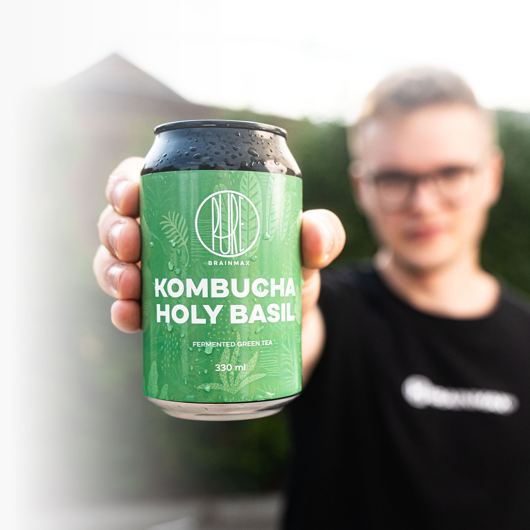 kombucha detail lifestyle